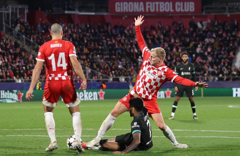 Pha phạm lỗi tai hại của Donny van de Beek khiến Girona bị thổi phạt 11m